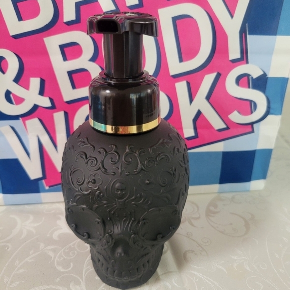 Bath and Body Skull Dispenser with Vampire Blood Foaming Soap NEW - Picture 1 of 2
